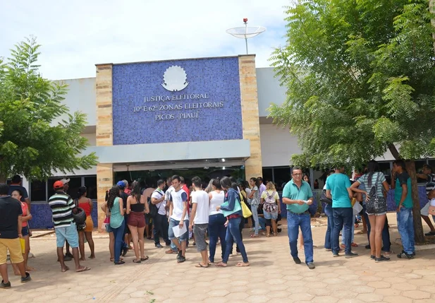 Eleitores procuram cartório para regularizar título