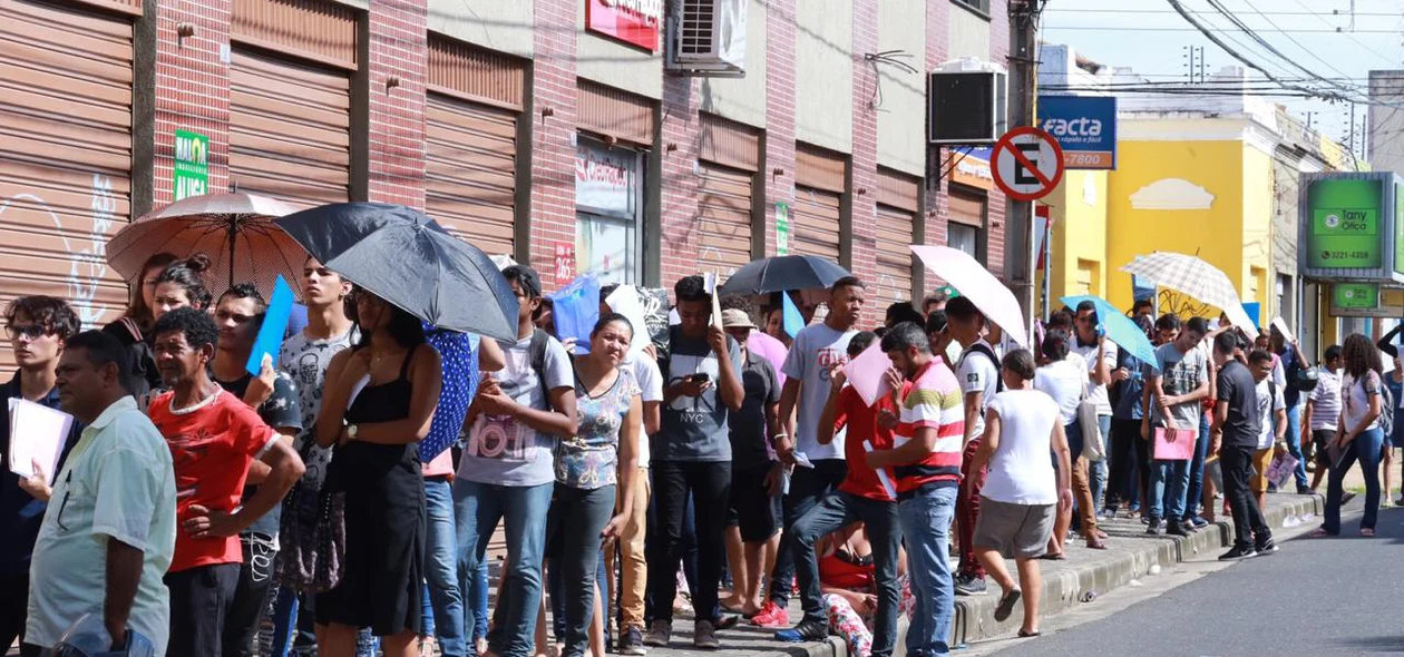 Fila de eleitores no Fórum Eleitoral de Teresina