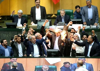 Parlamentares iranianos queimam a bandeira dos EUA após quebra de acordo nuclear