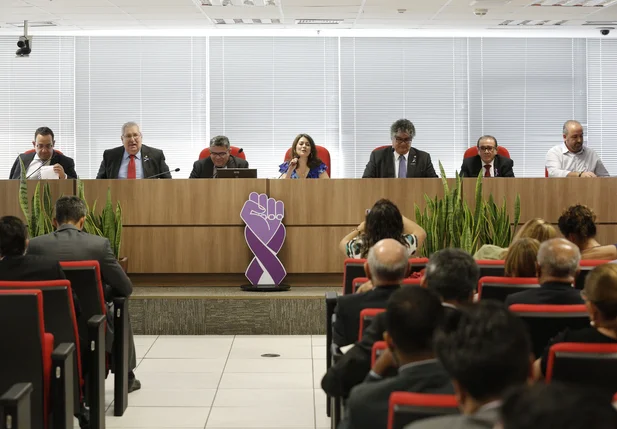 Valdeci Cavalcante participa de mesa-redonda na abertura do Maio Lilás
