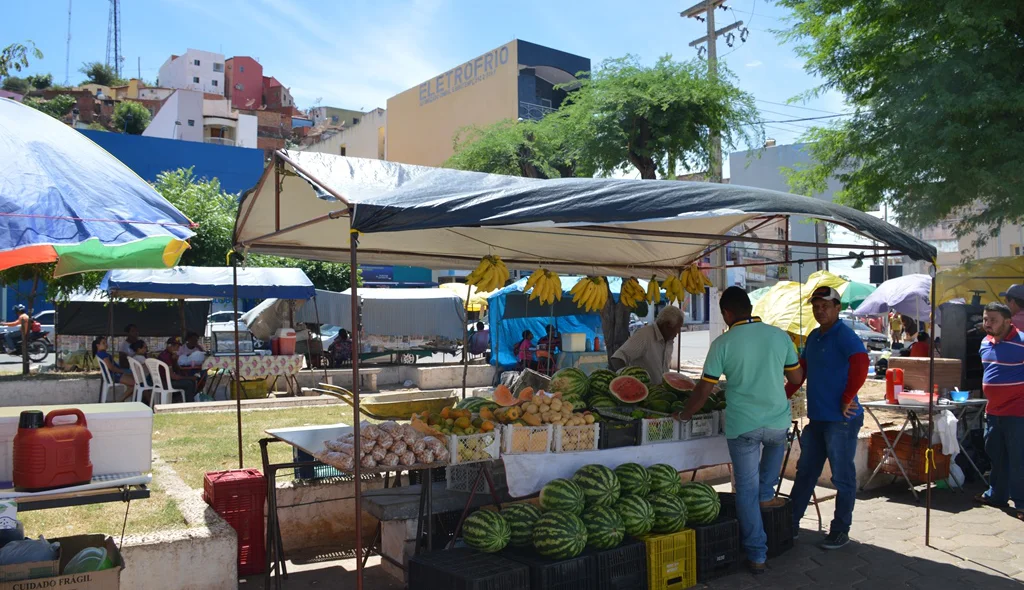 Banca de Frutas ocupa irregularmente a praça Josino Ferreira
