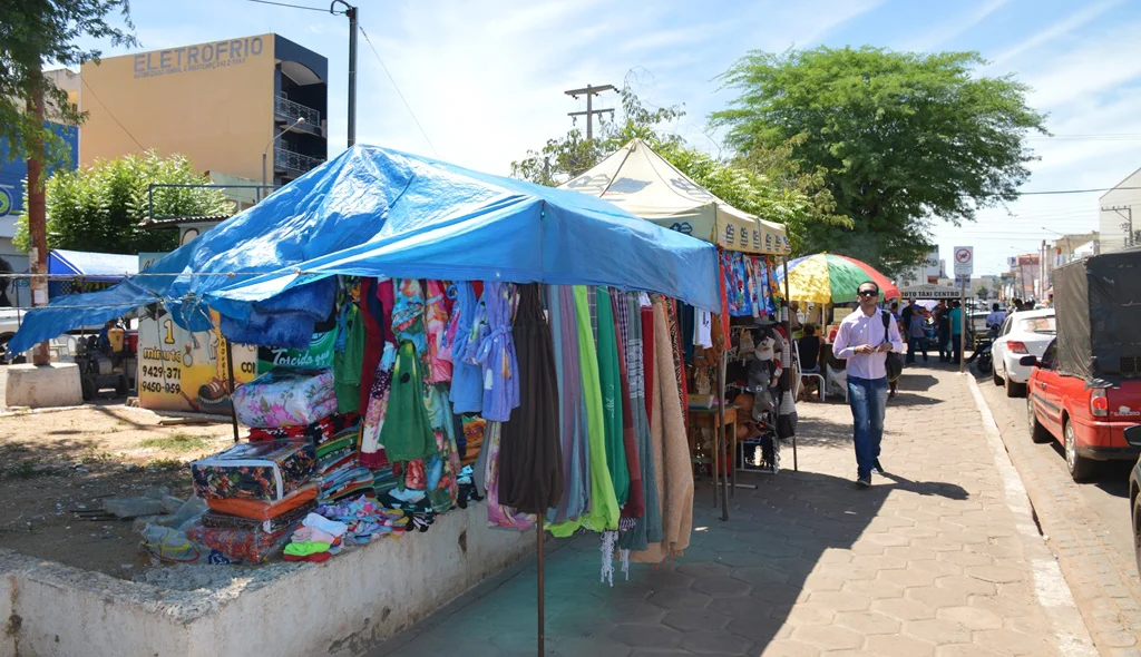 Banca de roupas ocupa irregularmente a praça Josino Ferreira