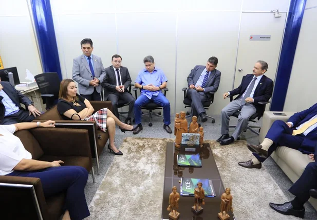 Encontro entre deputados estaduais e conselheiros do TCE