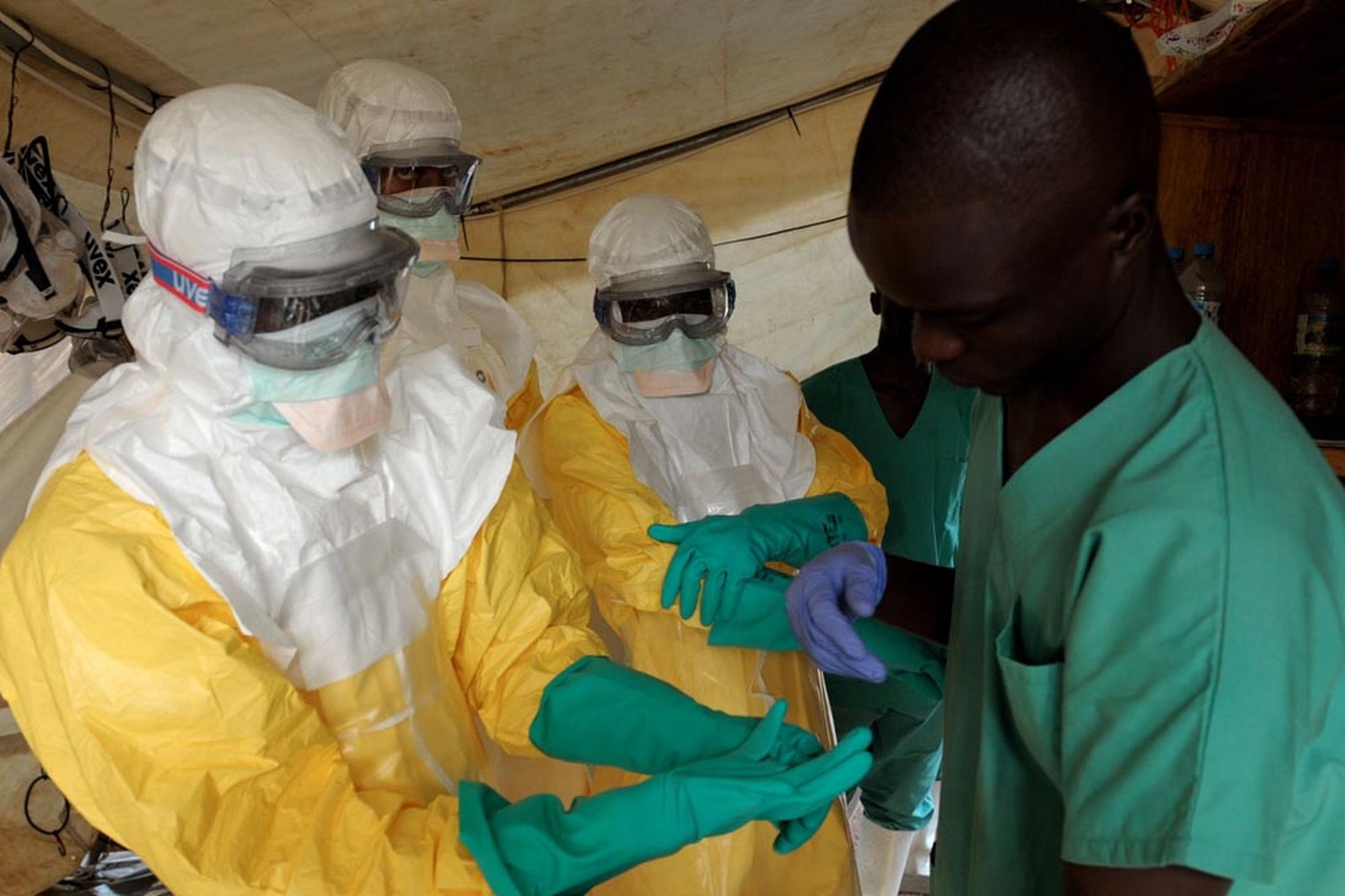 Agentes da Organização Mundial de Saúde atendem pessoas com ebola