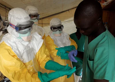 Agentes da Organização Mundial de Saúde atendem pessoas com ebola