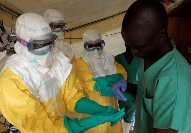 Agentes da Organização Mundial de Saúde atendem pessoas com ebola