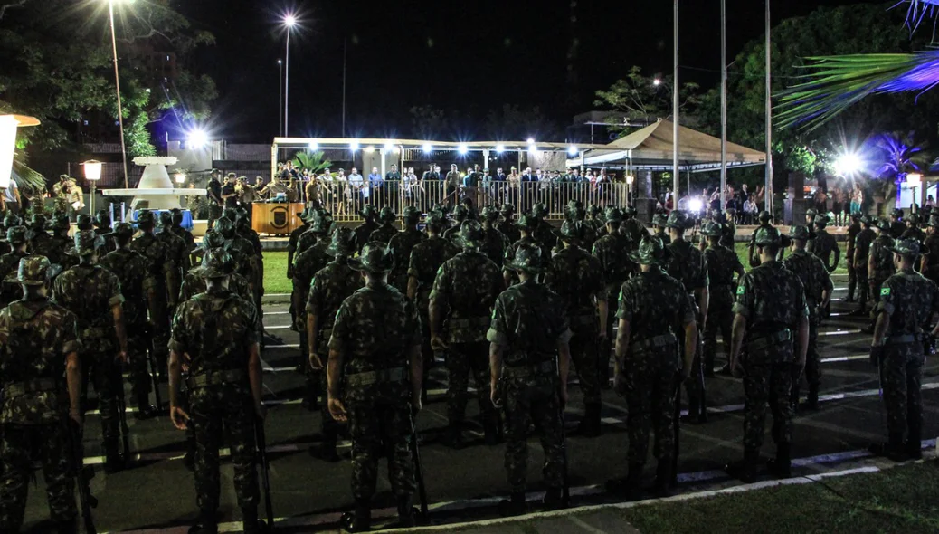 Exército em formação em solenidade no 2º BEC