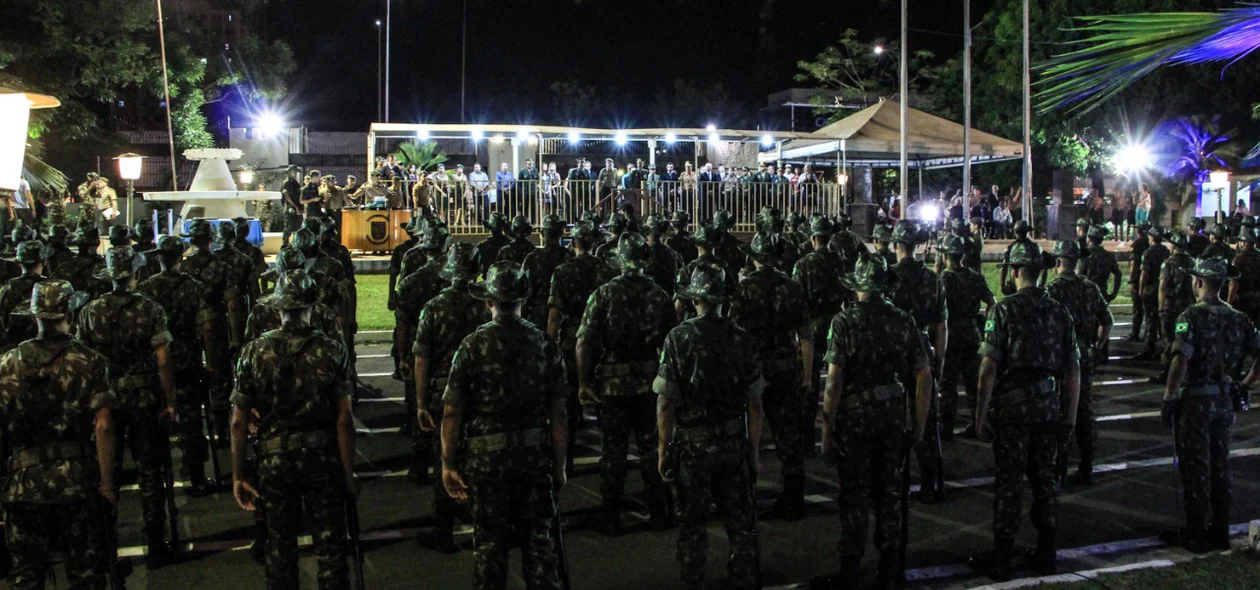 Exército em formação em solenidade no 2º BEC