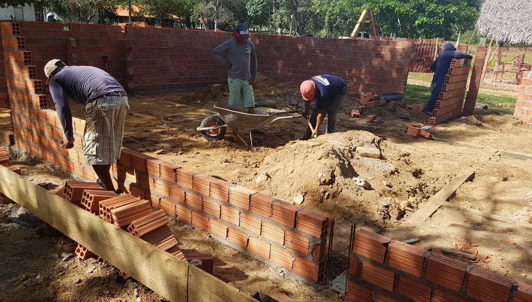 Homens trabalhando no local