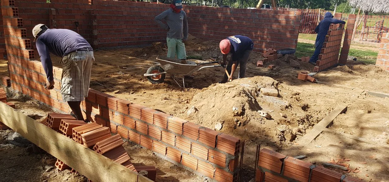Homens trabalhando no local