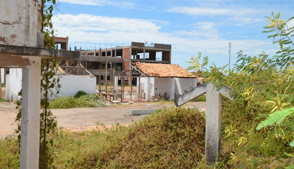 Obra está abandonada