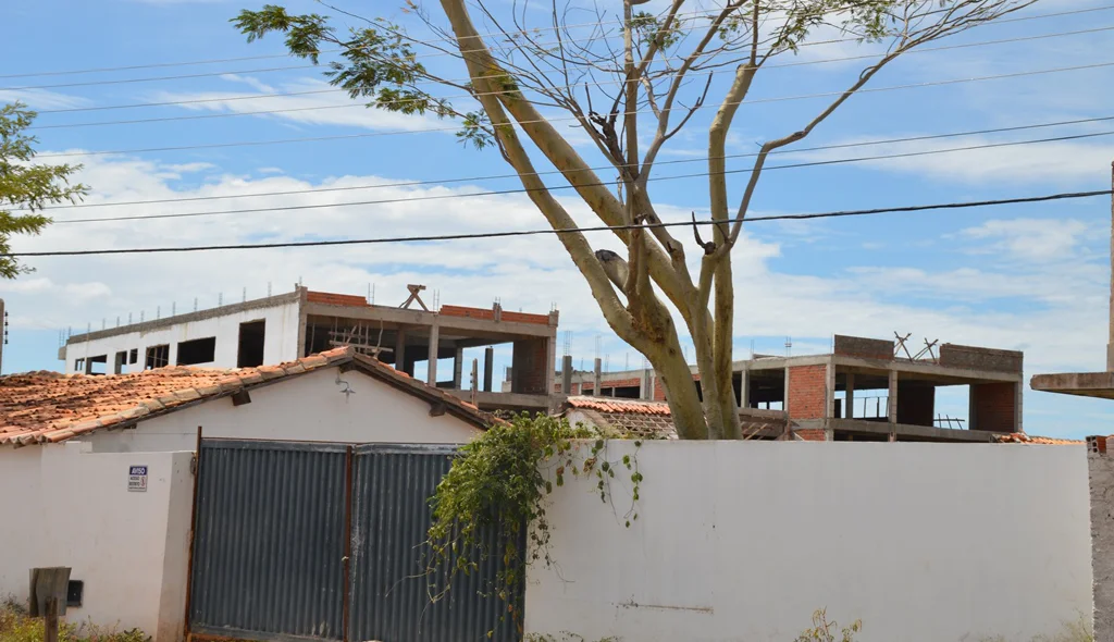 Portão de acesso a obra permanece o tempo todo fechado