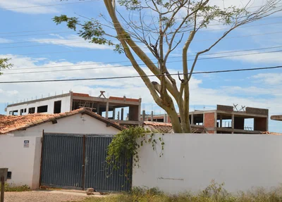Portão de acesso a obra permanece o tempo todo fechado
