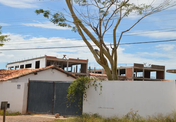 Portão de acesso a obra permanece o tempo todo fechado