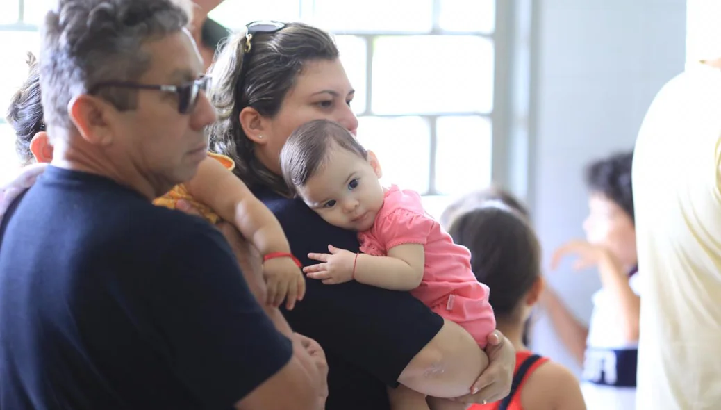 Pais aguardam atendimento dos filhos no Dia D de vacinação 