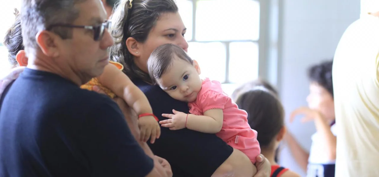 Pais aguardam atendimento dos filhos no Dia D de vacinação 