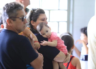 Pais aguardam atendimento dos filhos no Dia D de vacinação 