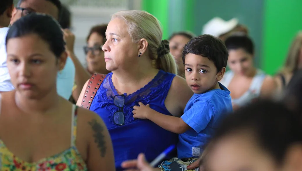População aguarda atendimento no Dia D de Vacinação