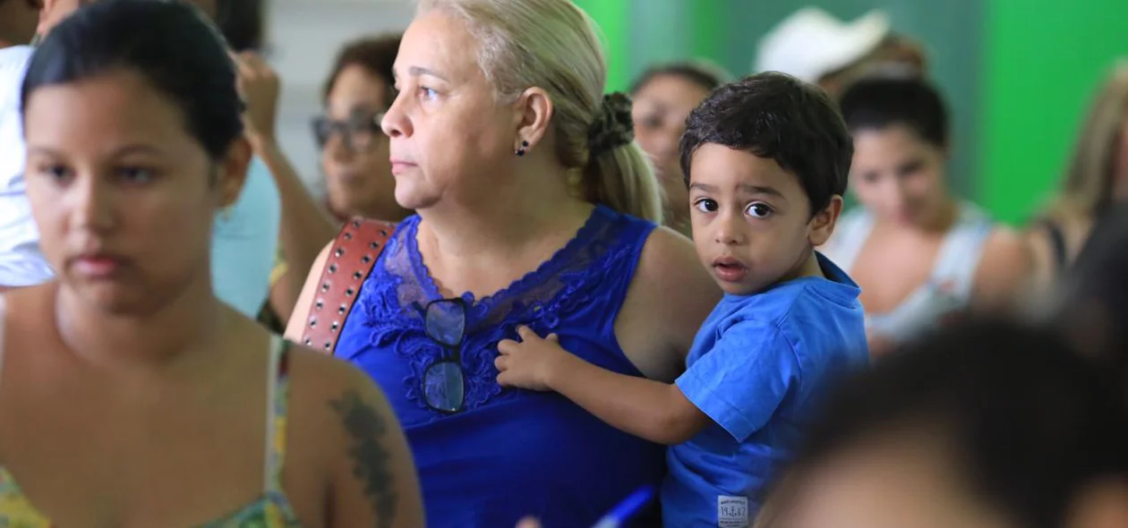 População aguarda atendimento no Dia D de Vacinação