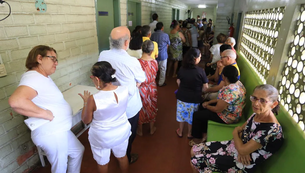 População faz fila durante Dia D de Vacinação em Teresina