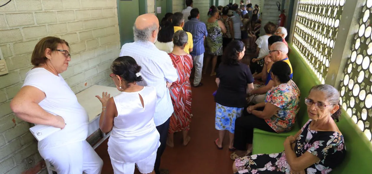 População faz fila durante Dia D de Vacinação em Teresina