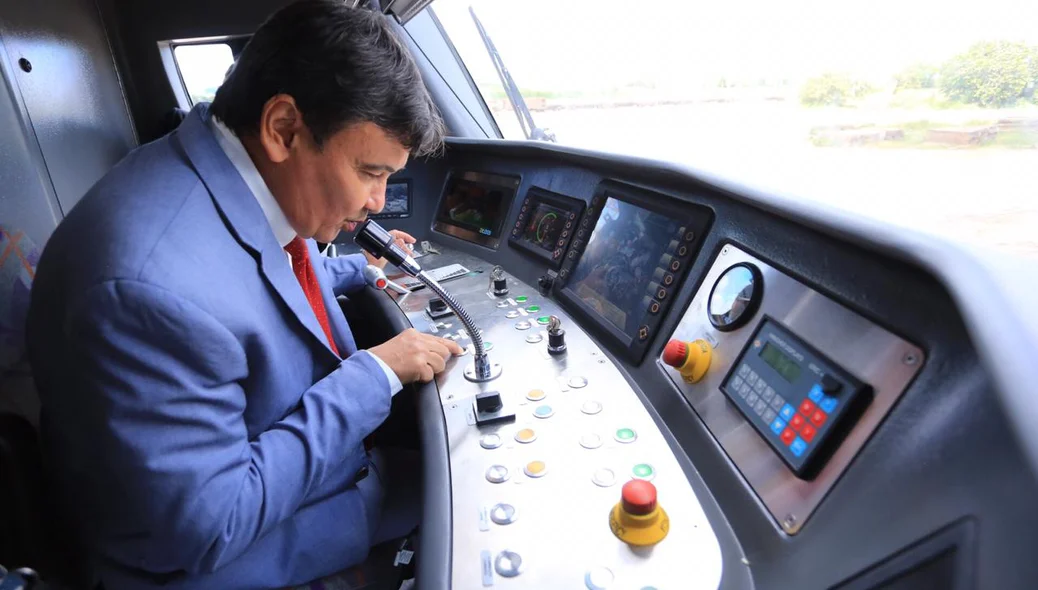 Governador Wellington Dias confere novo VLT