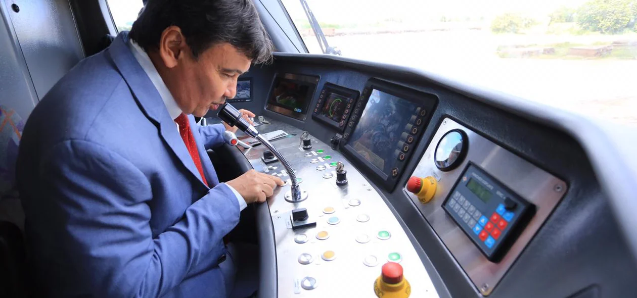 Governador Wellington Dias confere novo VLT