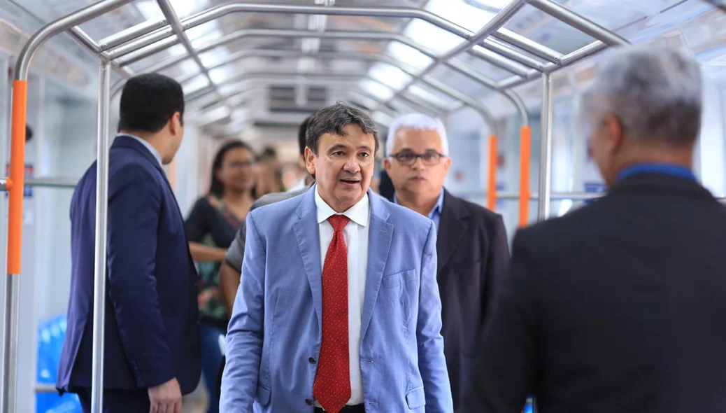 Governador Wellington Dias em visita a VLT