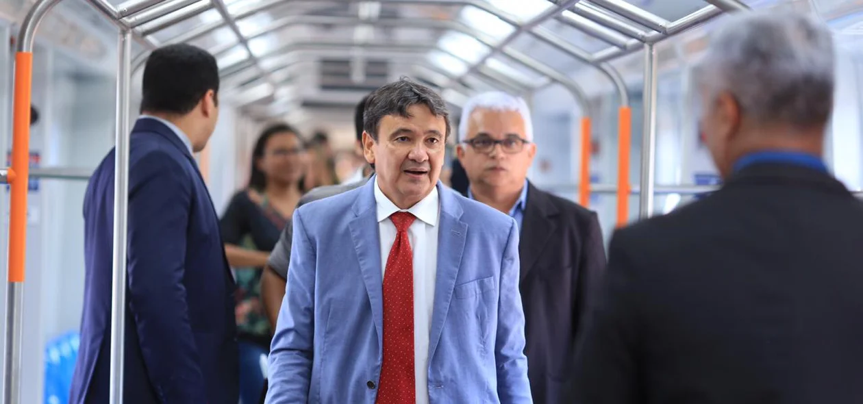 Governador Wellington Dias em visita a VLT