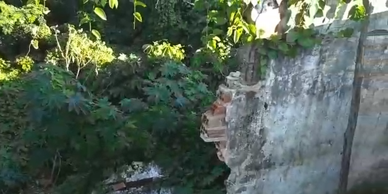 Muro caído no ginásio poliesportivo