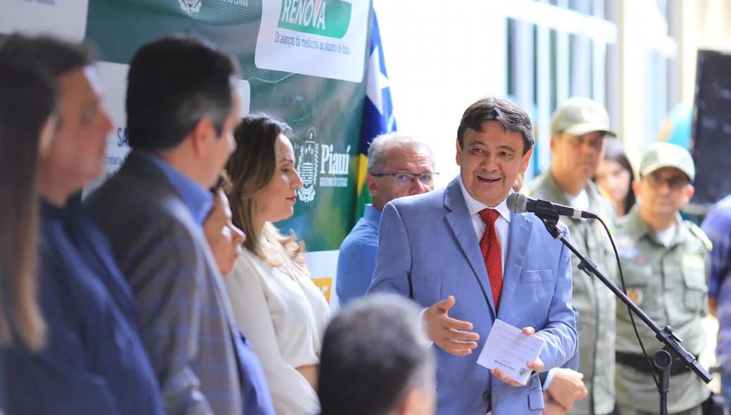 Wellington Dias durante entrega de equipamentos no hospital da PM