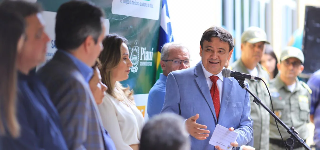 Wellington Dias durante entrega de equipamentos no hospital da PM