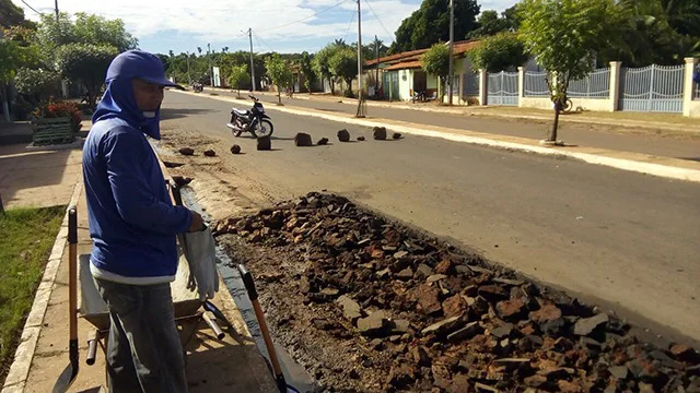 Operação tapa-buracos é iniciada nas avenidas de Miguel Alves