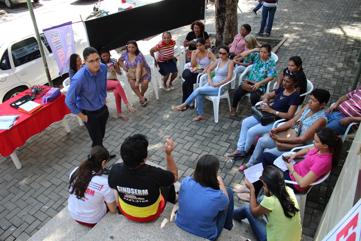 Servidores acampam em frente à Prefeitura de Teresina