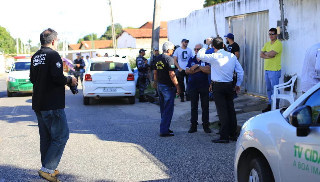 Perícia criminal chega na residência