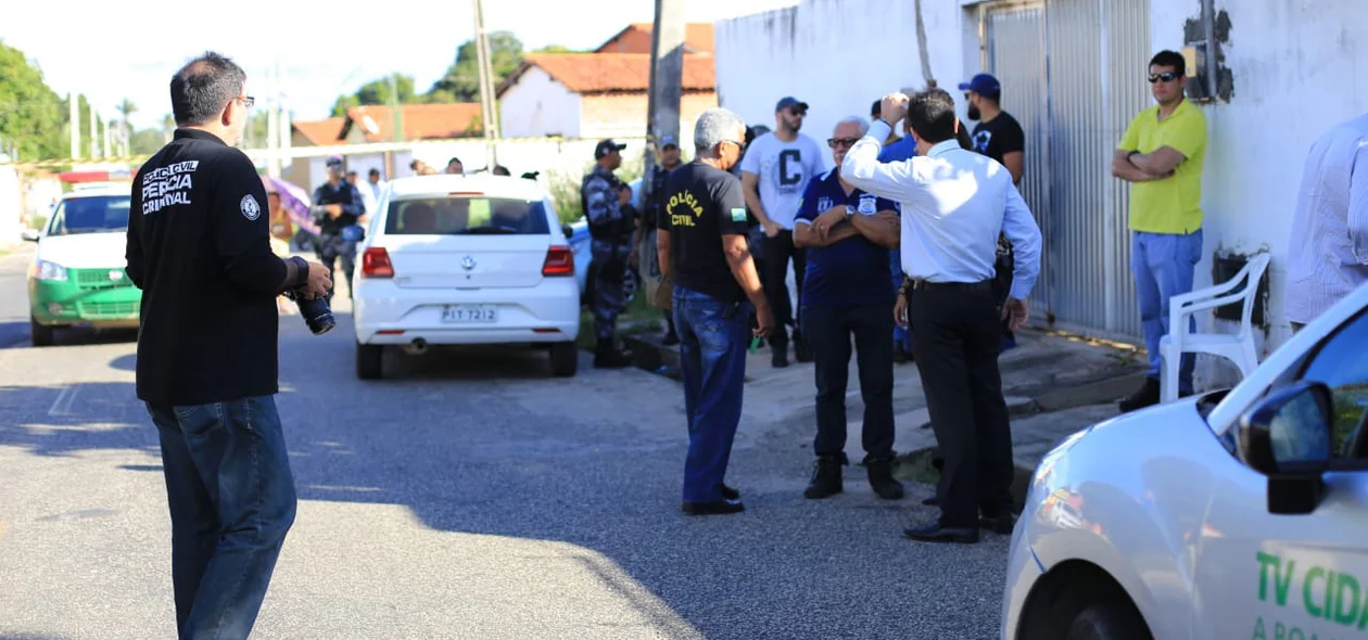 Perícia criminal chega na residência