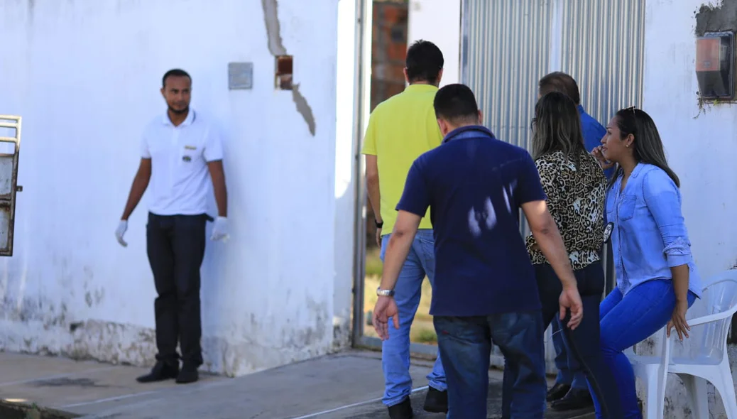 Policiais entram na casa