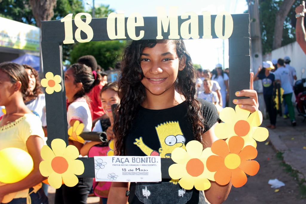 Estudantes participam de caminhada no Dia de Combate à Exploração de Crianças em Altos