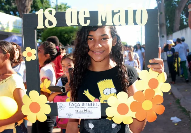 Estudantes participam de caminhada no Dia de Combate à Exploração de Crianças em Altos