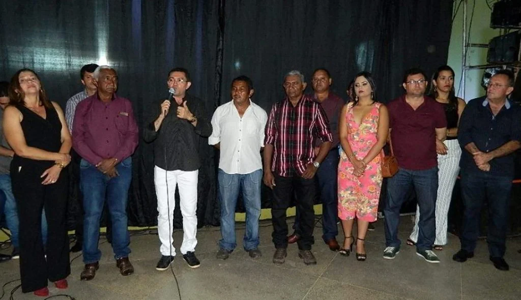 Padre Walmir ao lado de familiares e amigos