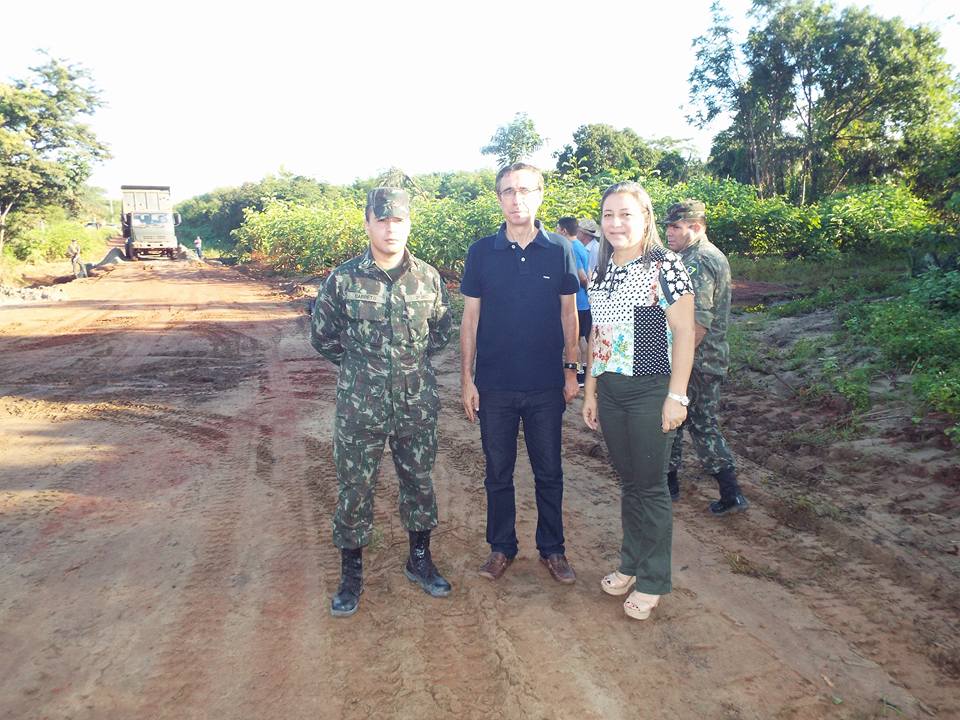 Vilma Amorim visita local da obra