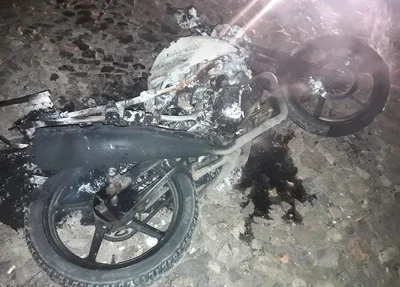 Motocicleta da vítima que foi queimada