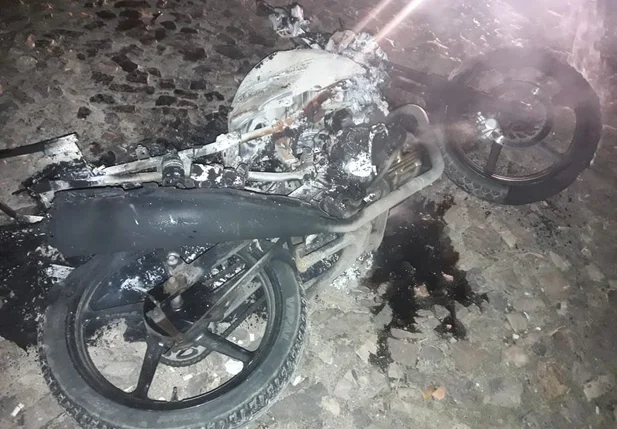 Motocicleta da vítima que foi queimada