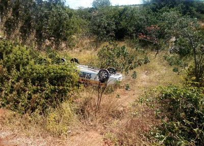 Veículo de auto escola capota na PI 142