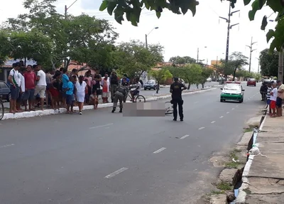 Ciclista colide em porta de carro estacionado e morre no local do acidente