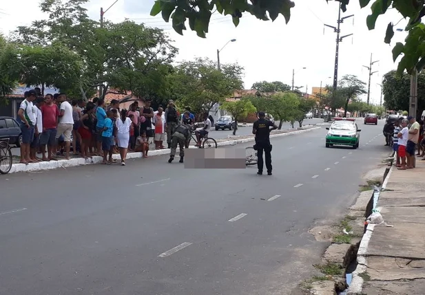 Ciclista colide em porta de carro estacionado e morre no local do acidente
