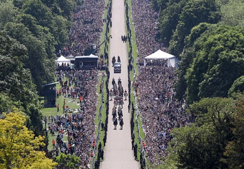 Multidão aguardava para ver o desfile dos noivos