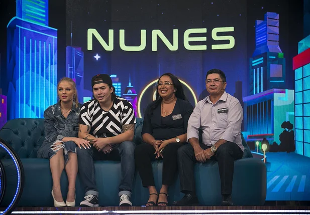 Whindersson Nunes ao lado da família