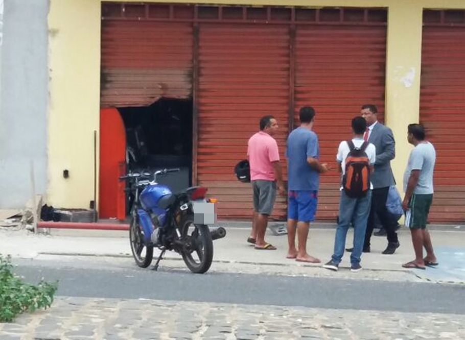 Comercial Veloso foi arrombado para bandidos terem acesso ao caixa