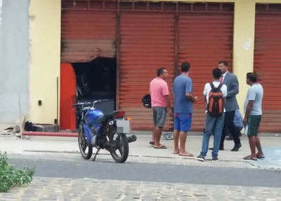 Comercial Veloso foi arrombado para bandidos terem acesso ao caixa